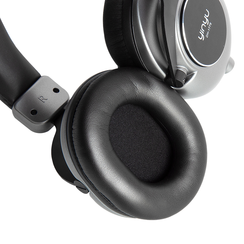 Closed-back studio monitor headphones