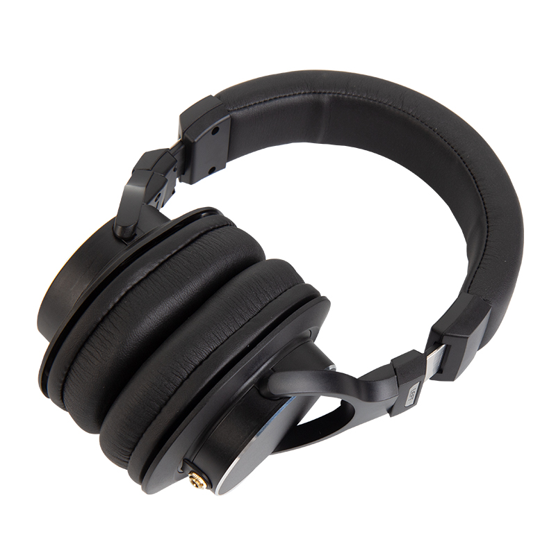 Studio headphones for mastering