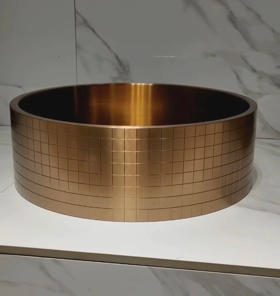 Lavabo redondo de acero inoxidable dorado: un baño de lujo redefinido