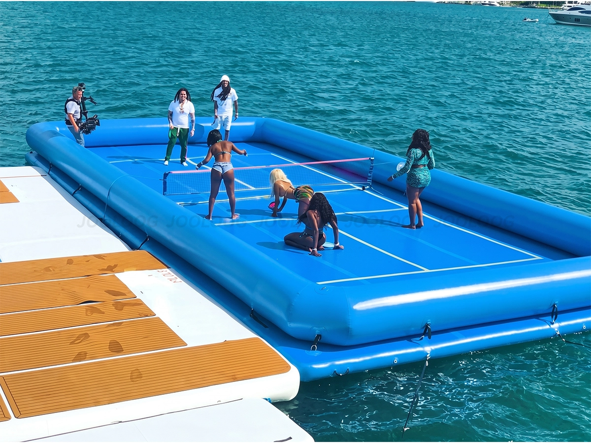 terrain de pickball flottant